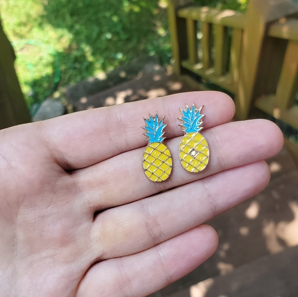NWOT Gold Pineapple Stud Earrings - Picture 4 of 4